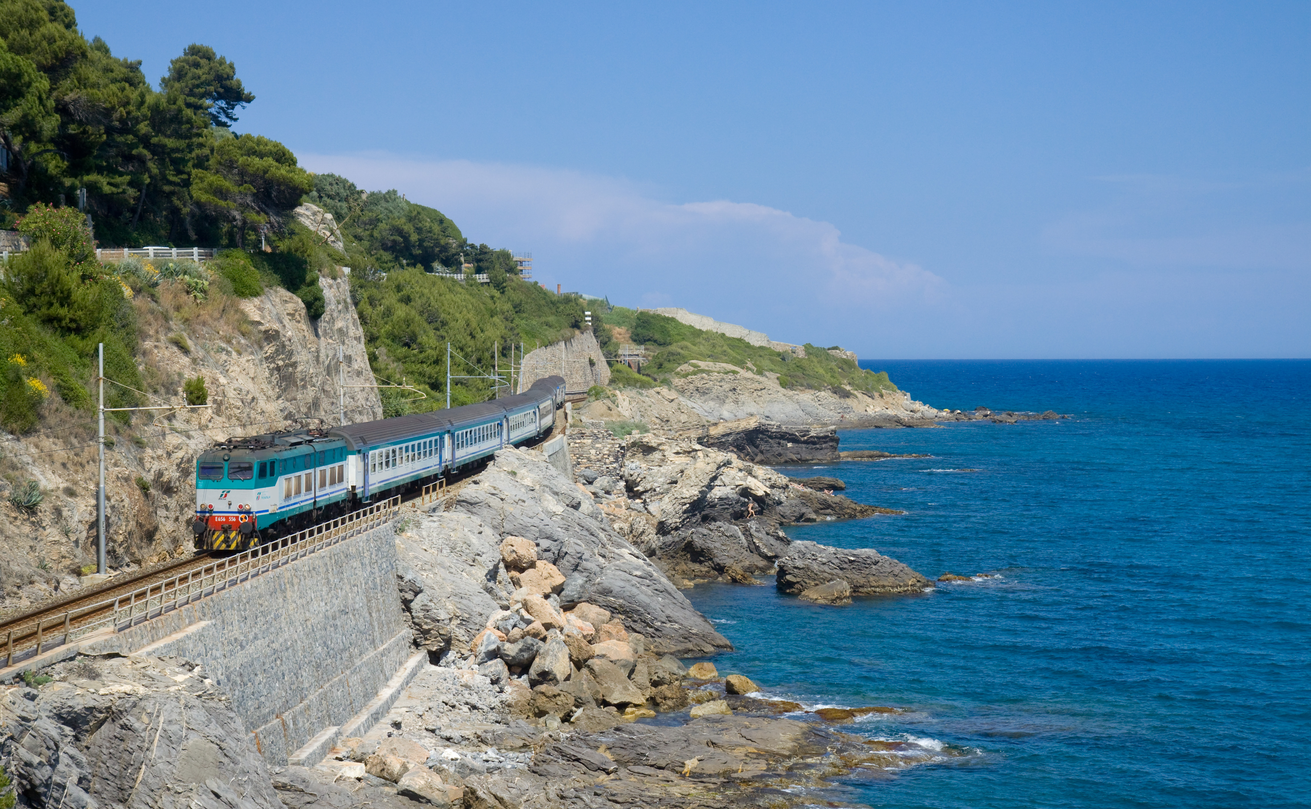 http://upload.wikimedia.org/wikipedia/commons/5/5d/Treno_Andora_Cervo.jpg