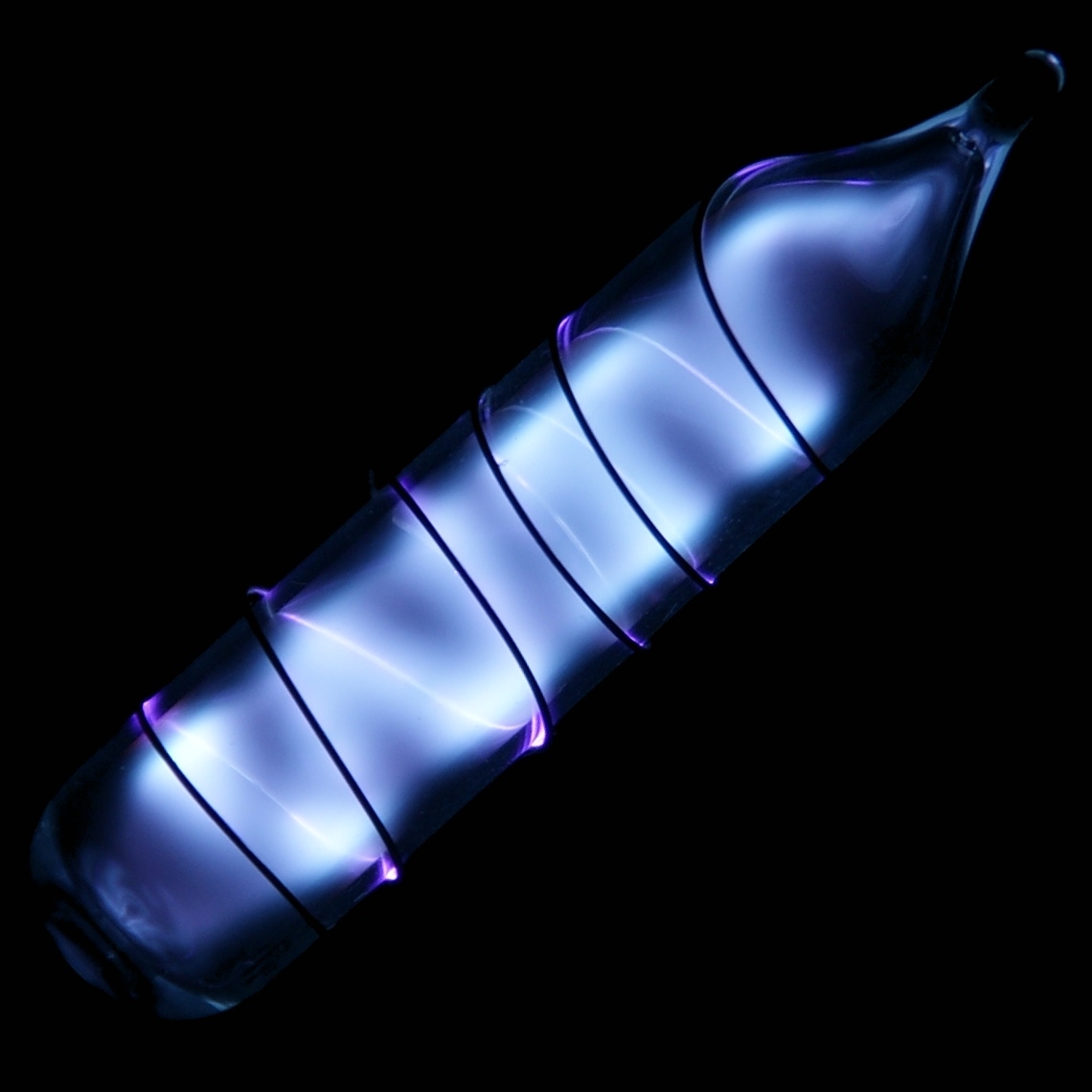 English: Vial of glowing ultrapure xenon. Orig...