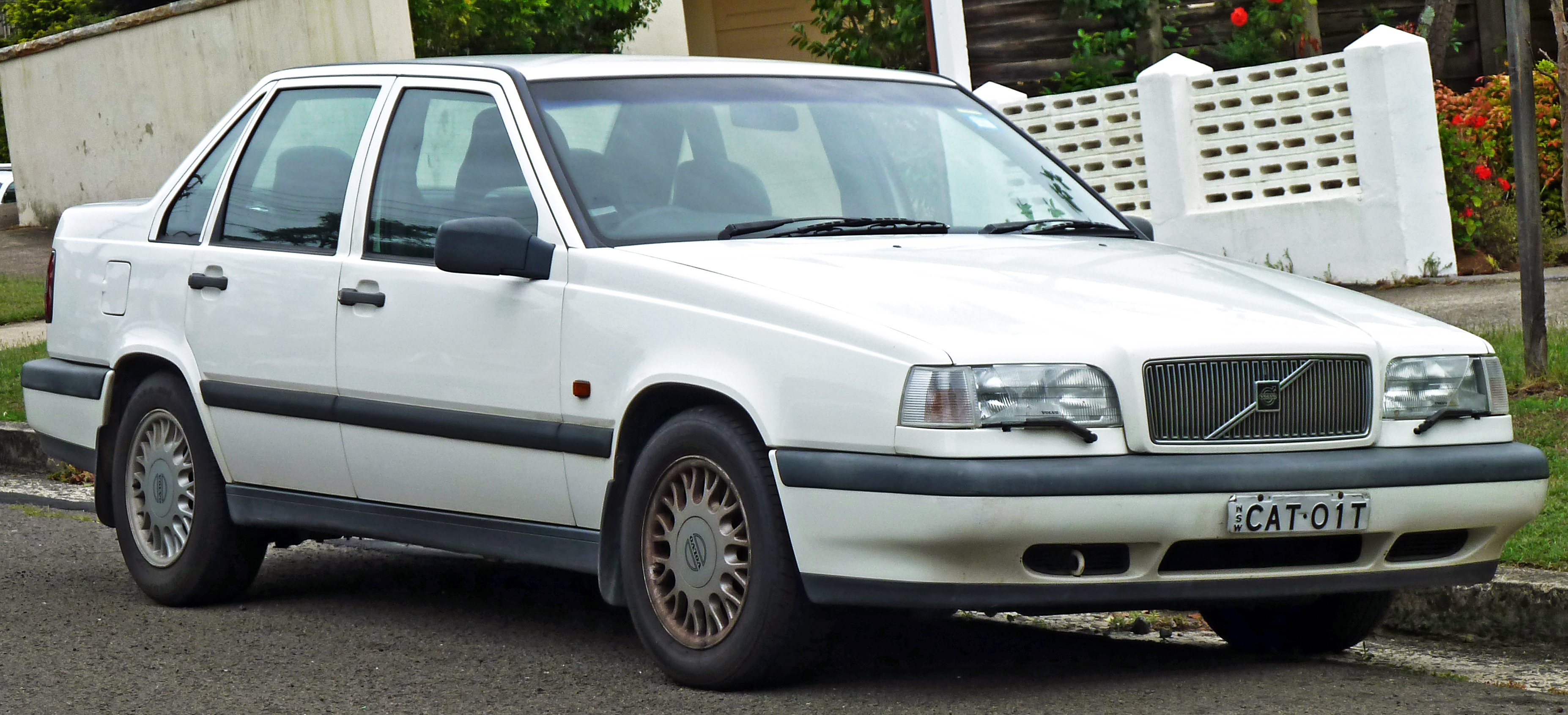 Description 1994-1997 Volvo 850 SE 2.5 sedan (2011-01-13) 01.jpg