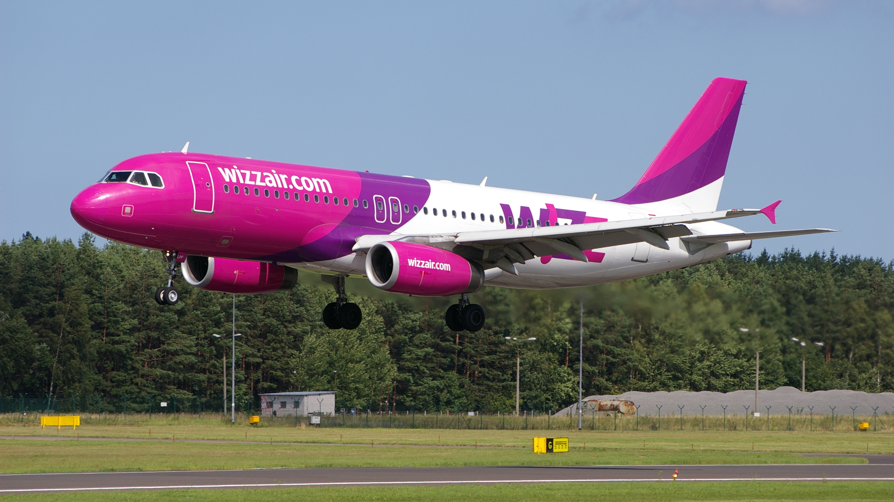 File:Airbus 320-200 WIZZ AIR 3.JPG - Wikimedia Commons