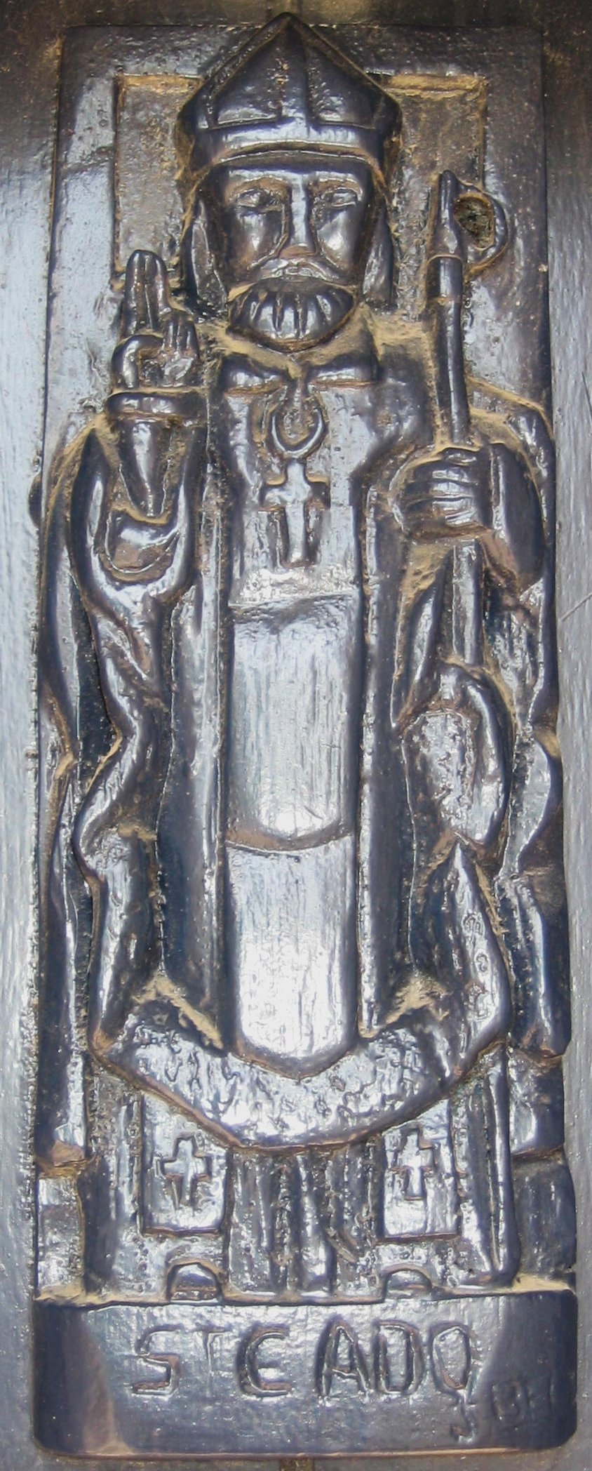 Den hellige Cadoc, skulptur p&#229; &#248;ya Saint-Cado i elven &#201;tel i Morbihan i Bretagne