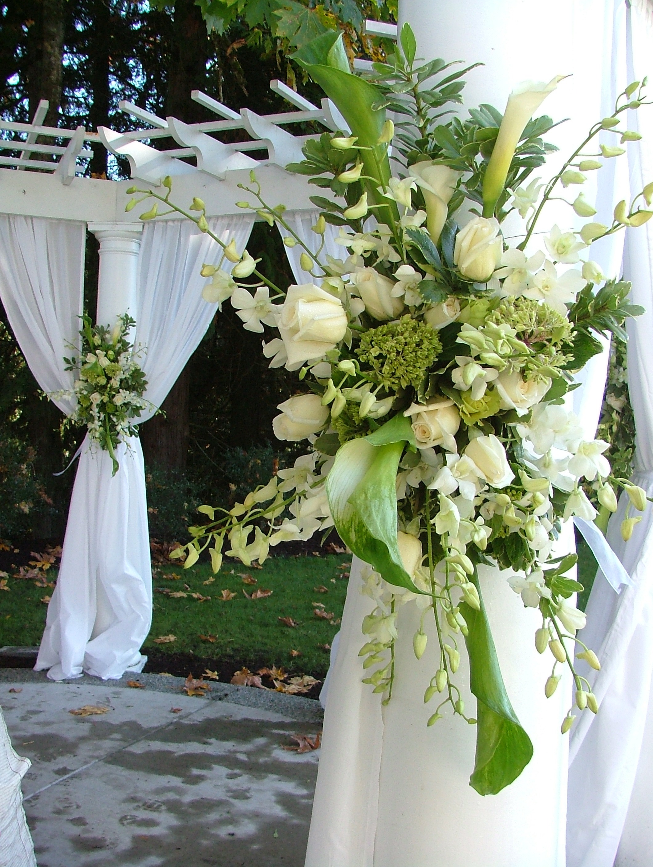 File:White and green floral spray wedding decor.jpg