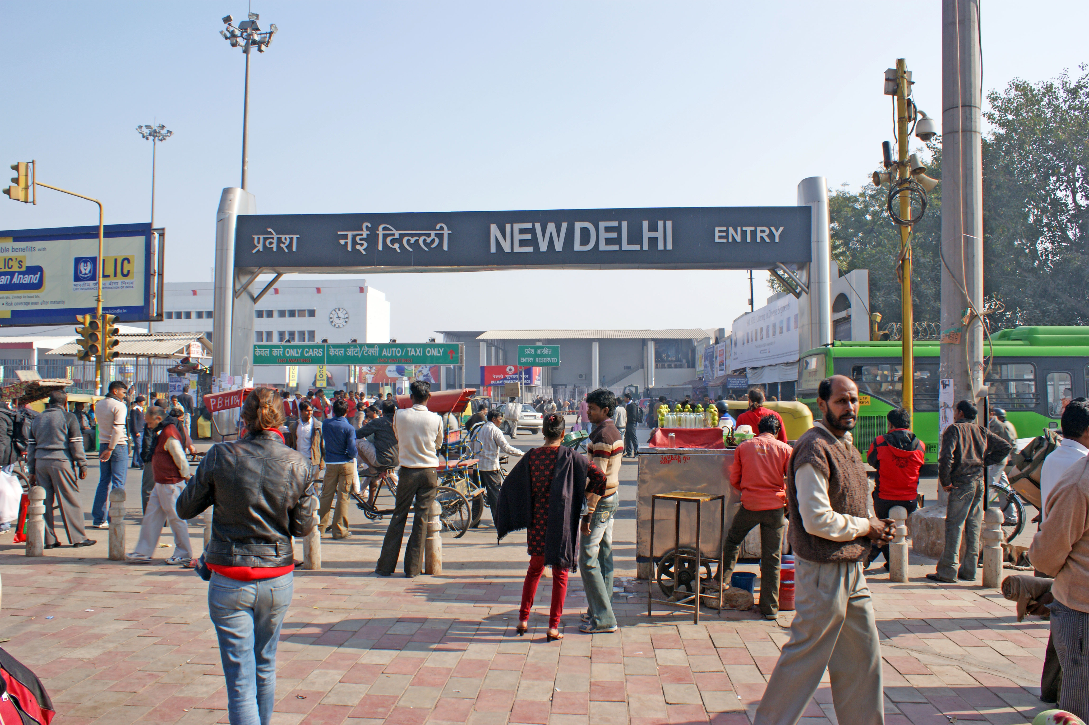 File:Gare-New-Delhi-entrée.JPG - Wikipedia, the free encyclopedia