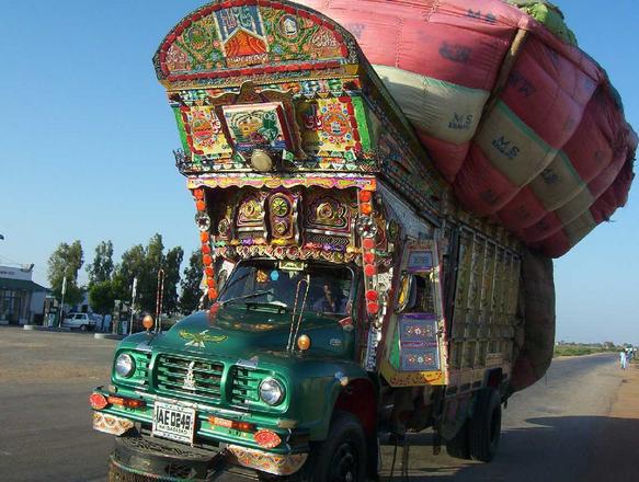 upload.wikimedia.org/wikipedia/commons/5/5f/Heavy_loaded_Pakistan_truck.jpeg