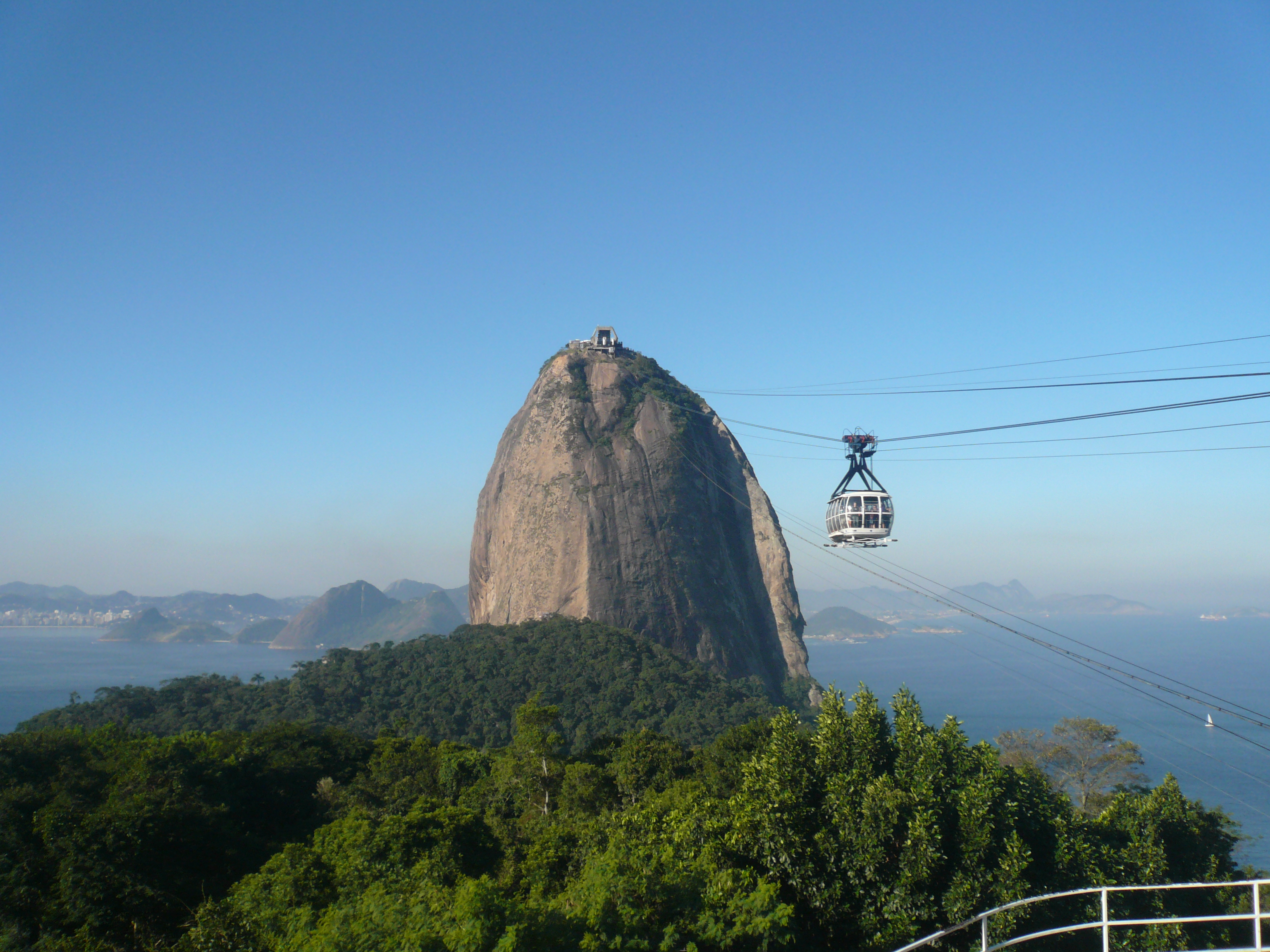 http://upload.wikimedia.org/wikipedia/commons/5/5f/Sugarloaf_mountain_in_Rio_de_Janeiro.jpg