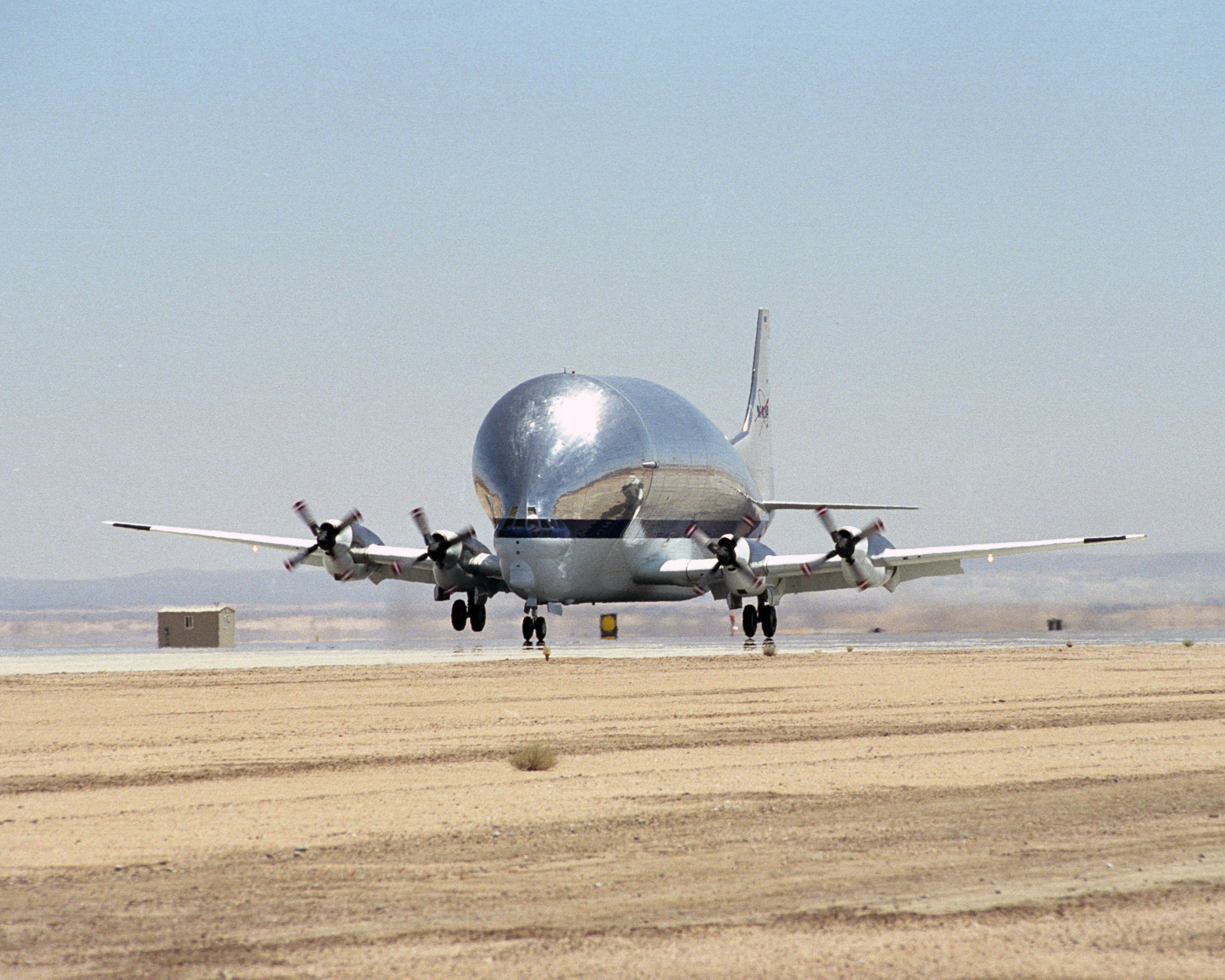 Super_Guppy_N941_NASA_landing.jpg