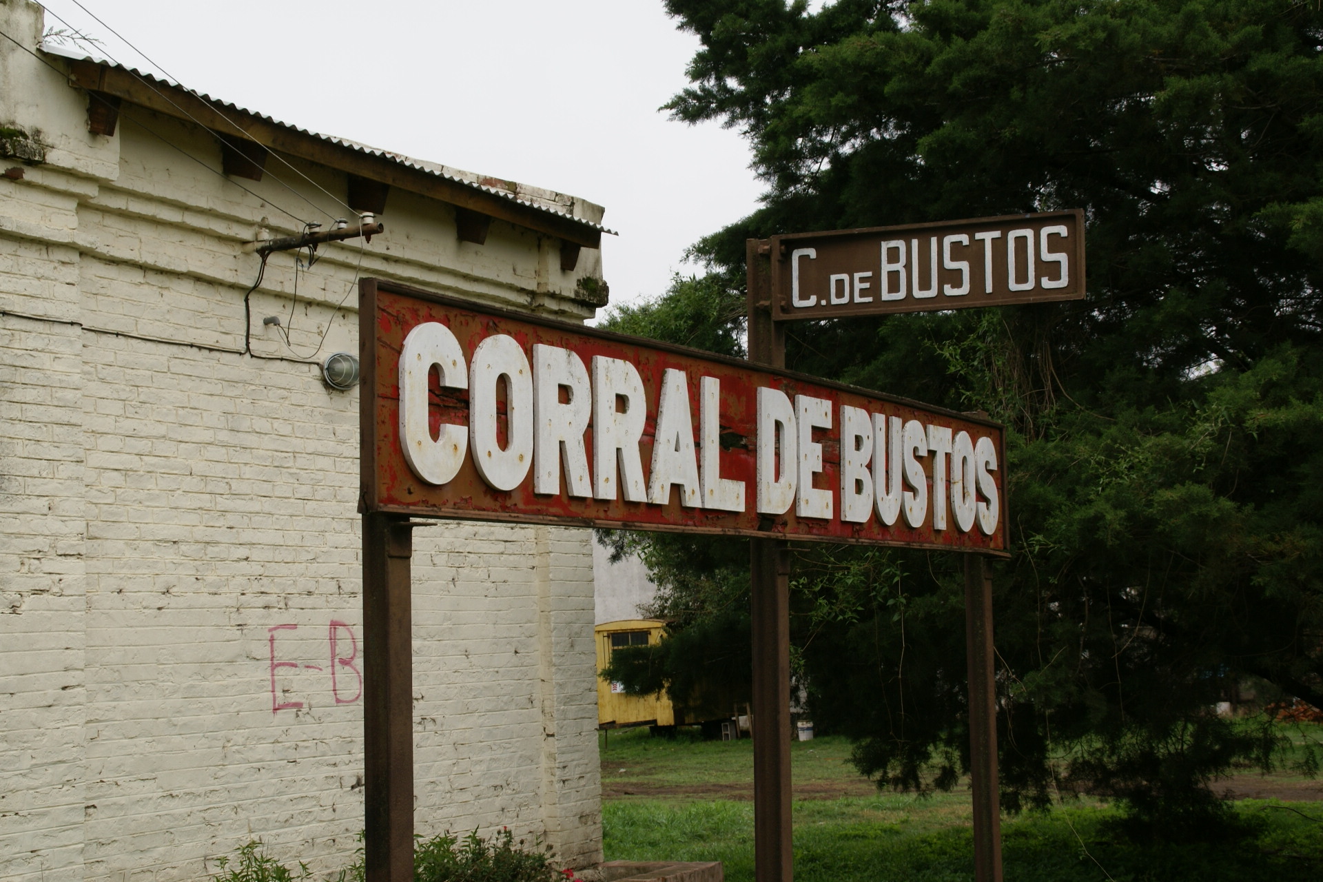 http://upload.wikimedia.org/wikipedia/commons/6/60/2011.10.19.090752_Train_station_Corral_de_Bustos_Argentina.jpg