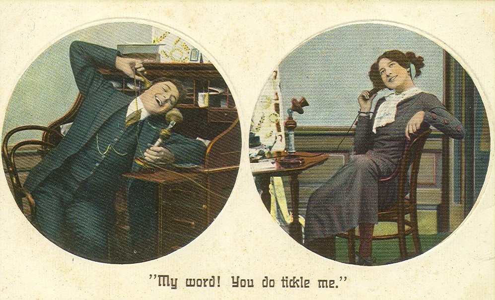 Alte Postkarte zwei Telefonierende - Quelle: Wikimedia