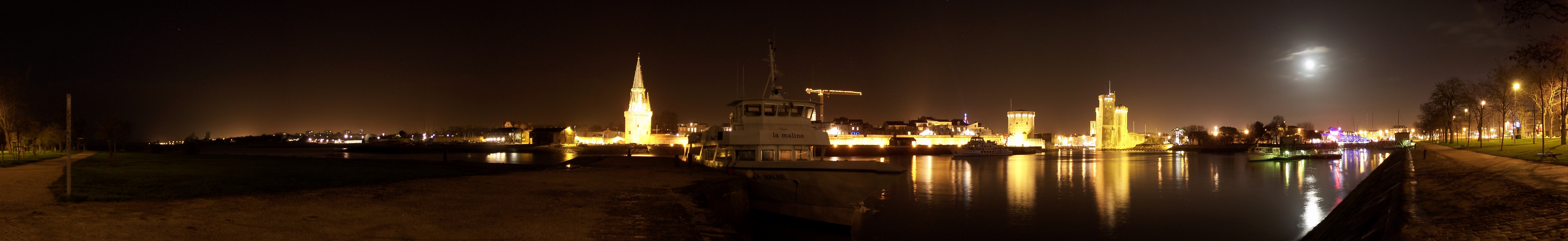 Description Panoramique des tours de La Rochelle de nuit.jpg