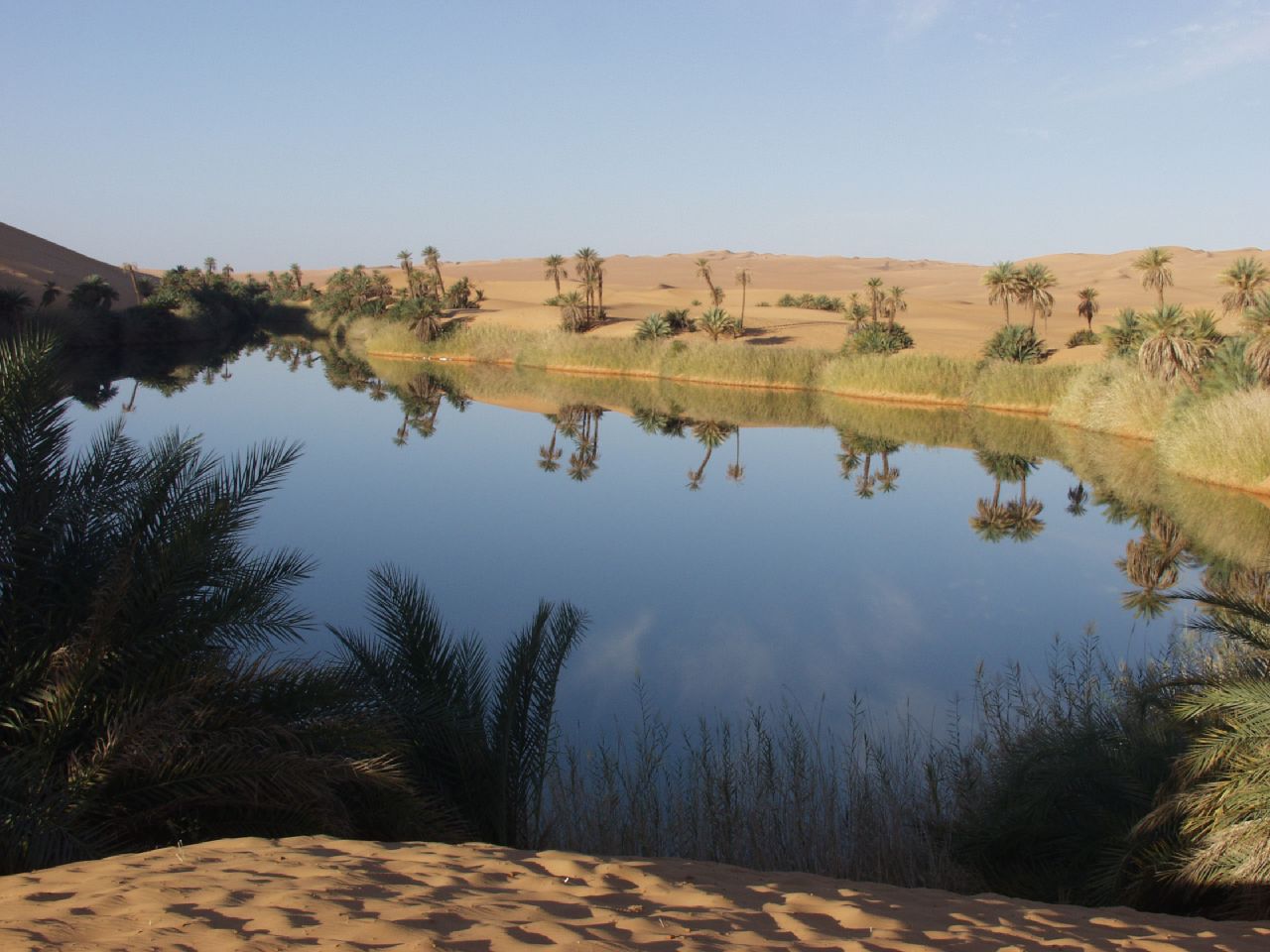 Libyen, der 58 Billionen € Wasser-Krieg Oase in Libyen … <small>Quelle: https://secure.wikimedia.org/wikipedia/commons/wiki/File:The_Mandara_Lakes.jpg</small>