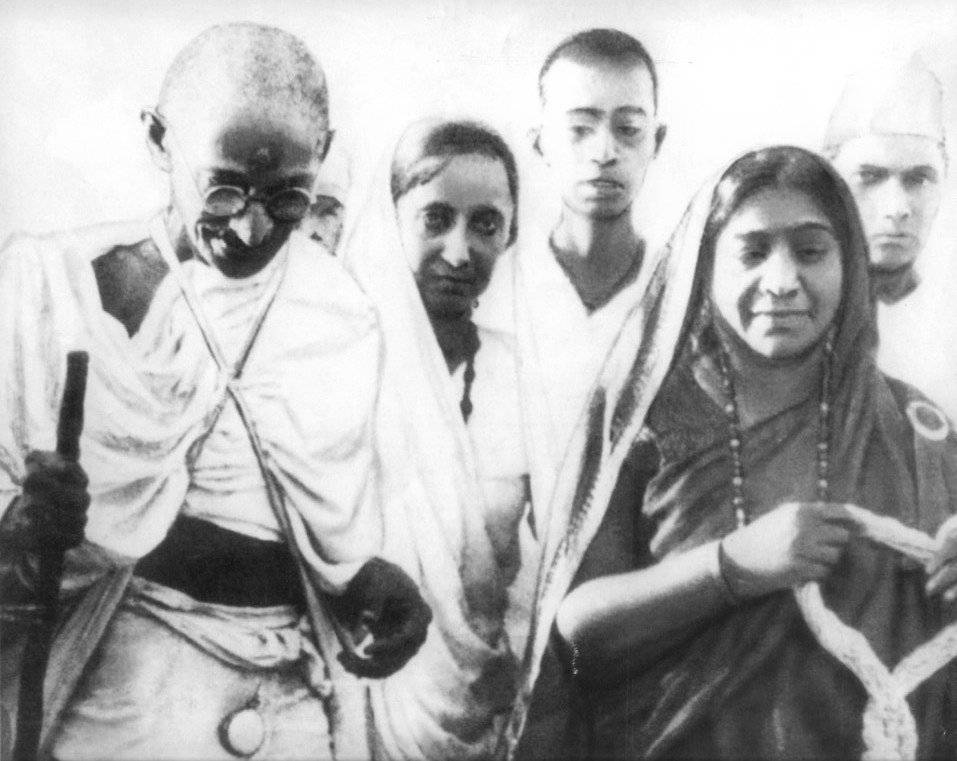 Mahatma Gandhi y Sarojini Naidu durante la Marcha, 1930 (wikimedia.org)