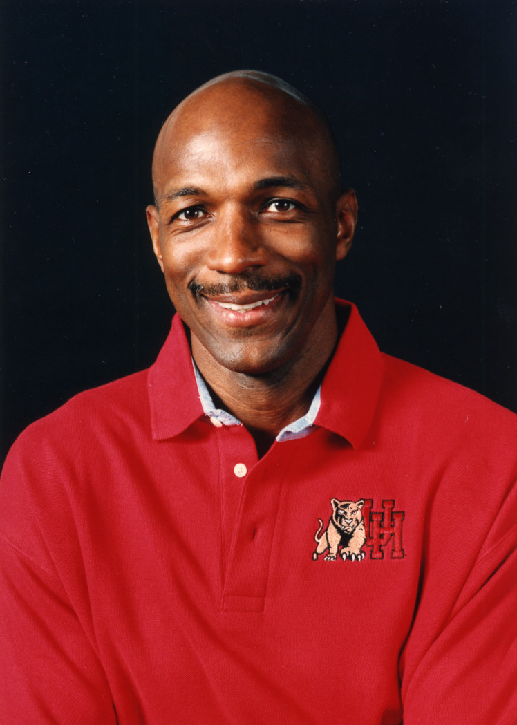 Photo de Clyde Drexler avec un hauteur de 201 cm et à l’age de 61 en 2024