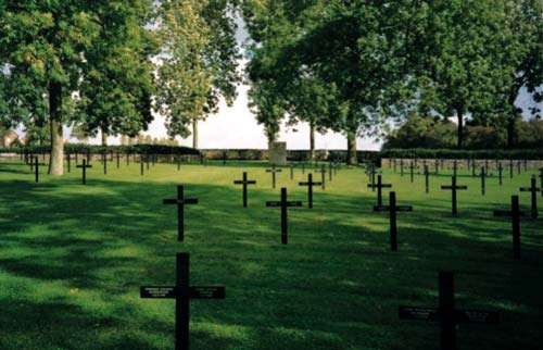 File:Fricourt War Cemetery 01.jpg