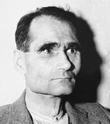 Rudolf Hess v roce 1945.