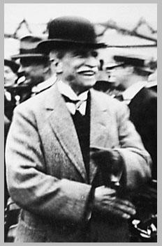 Leguía at a Horse racing event. (1924)