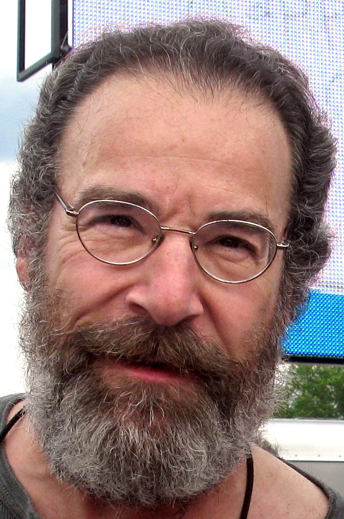 Foto van de 182 cm lange Mandy Patinkin zoon van vader Lester Patinkin en moeder Doris Sinton op 71-jarige leeftijd in 2024