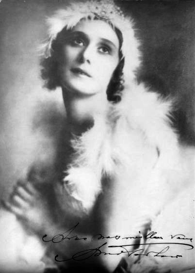 ArchivoAnna Pavlova in costume for the Dying Swan Buenos Aires ca 1928