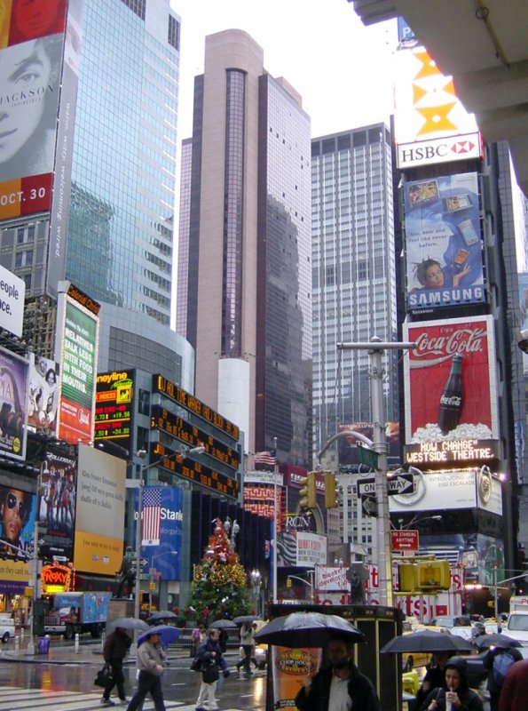 Affiche de promotion pour l'album Invincible sur Time Square à New-York
