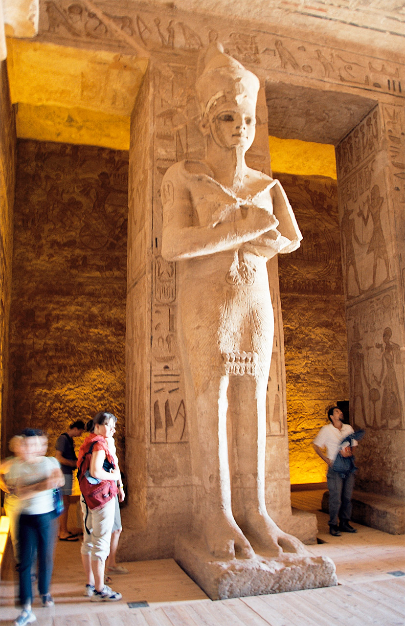ثلث اثار العالم ((((الاقصر)) Abu_Simbel,_Ramesses_Temple,_corridor_statue,_Egypt,_Oct_2004