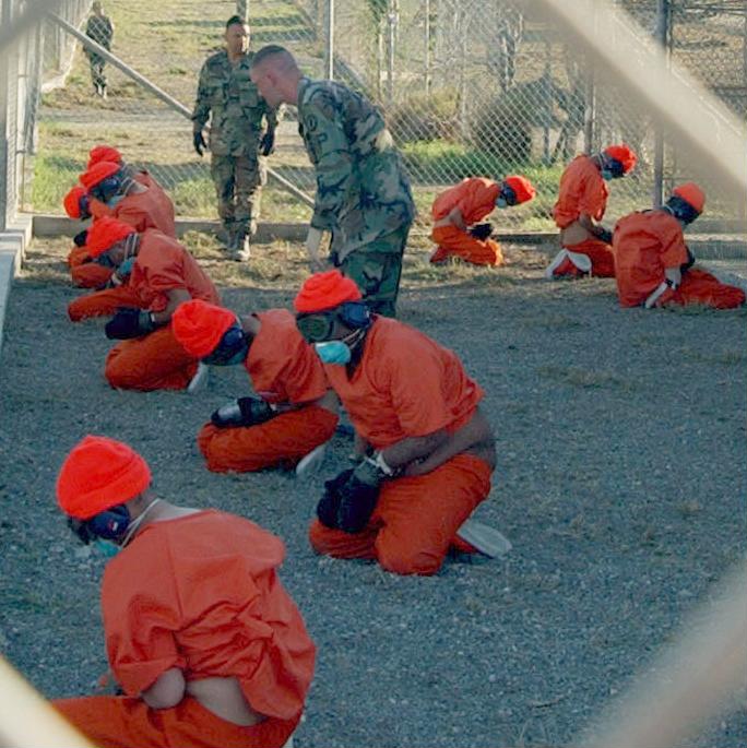 Camp x-ray detainees.jpg Guantanamo 2002 - Quelle: WikiCommons