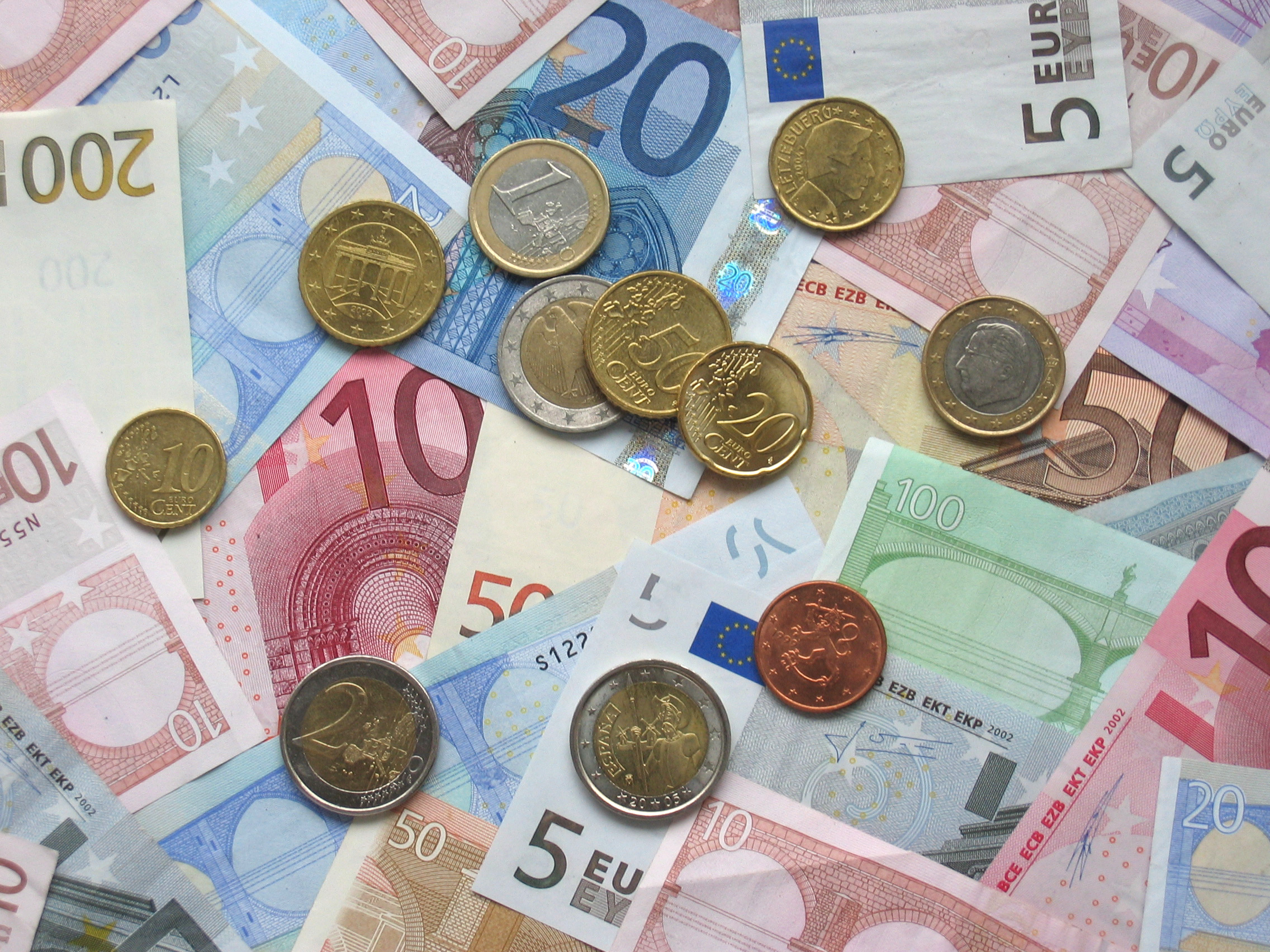 Banconote e monete in euro.