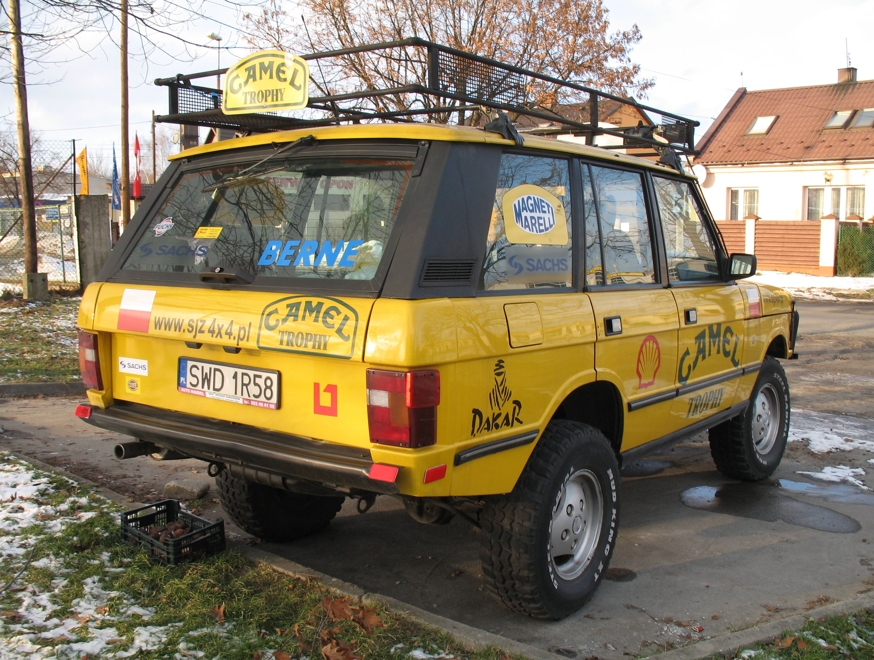 http://upload.wikimedia.org/wikipedia/commons/6/65/Range_Rover_Camel_Trophy_in_Krak%C3%B3w_%283%29.jpg