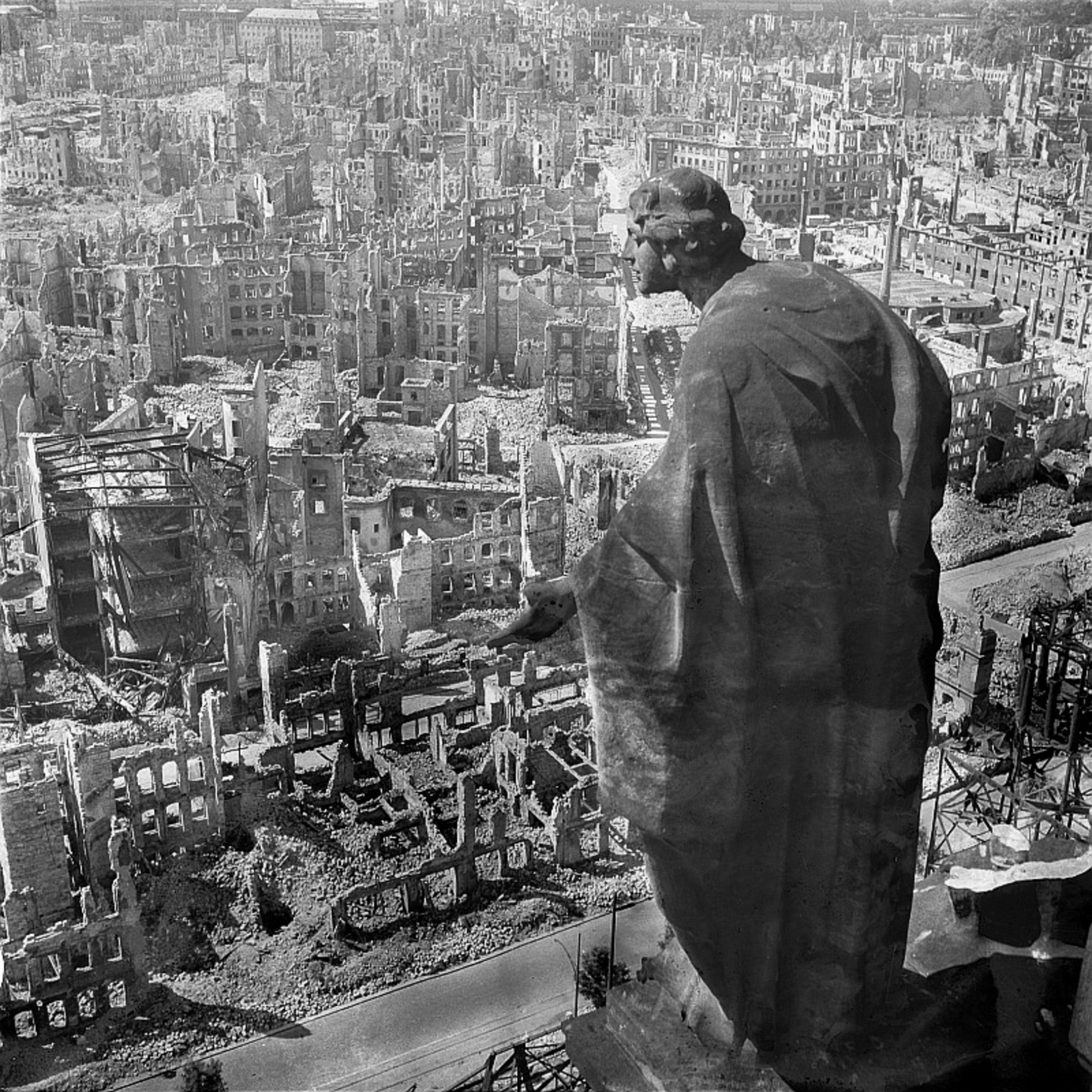 Blick vom Rathausturm über das zerstörte Dresden, 1945