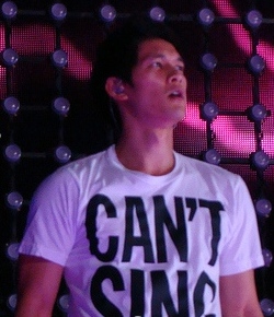 Harry Shum Jr. hahmonaan Mike Changina Gleen livekonsertissa.