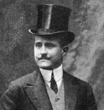 Photo en portrait d'Étienne Giraud, portant un costume et chapeau haut de forme.