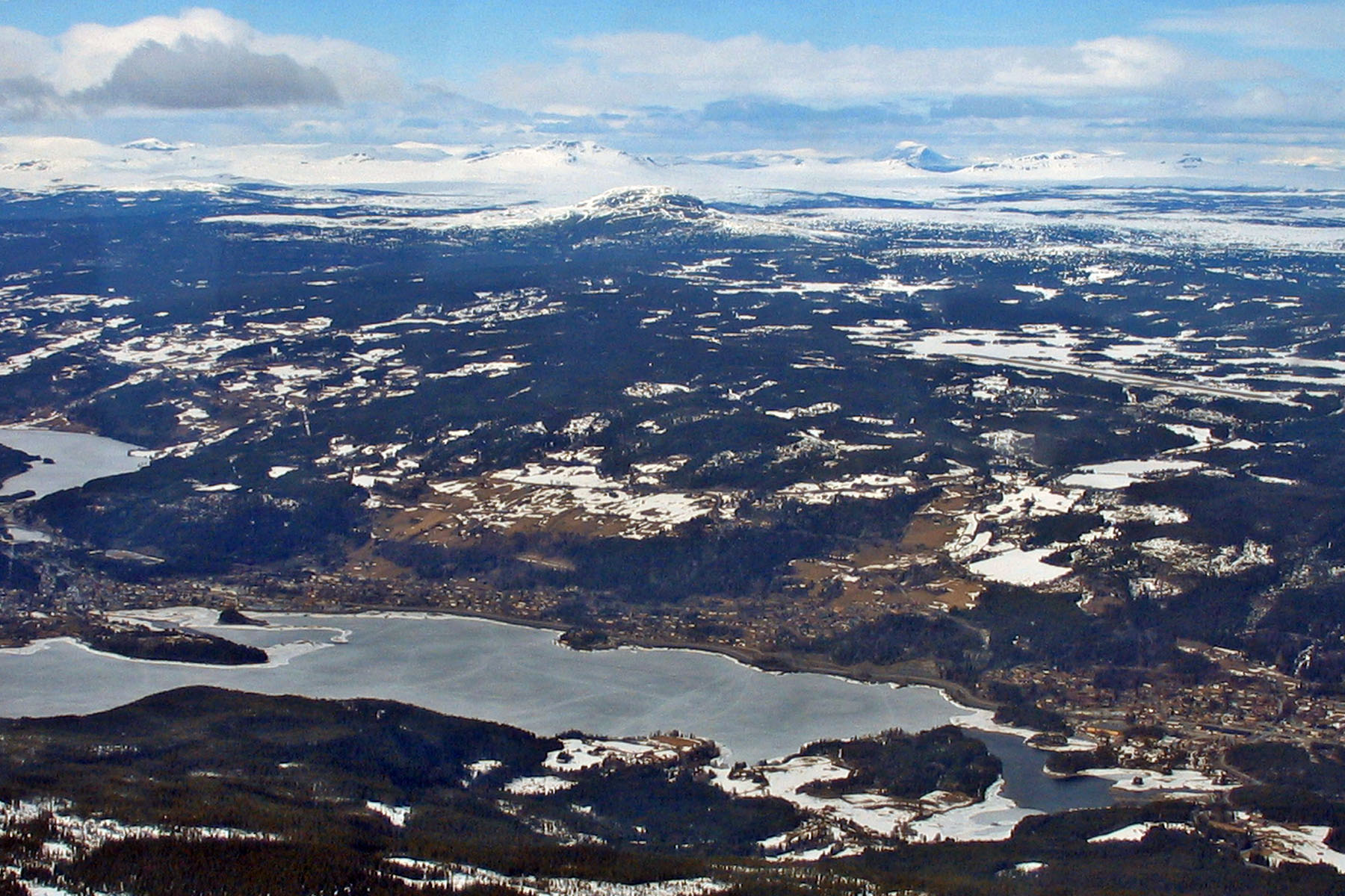 Fagernes Lufthavn Leirin (midten til høyre) ligger på toppen av et fjell ved Fagernes.