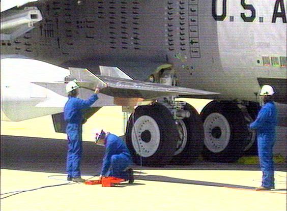 Файл:X-43A technicians.jpg