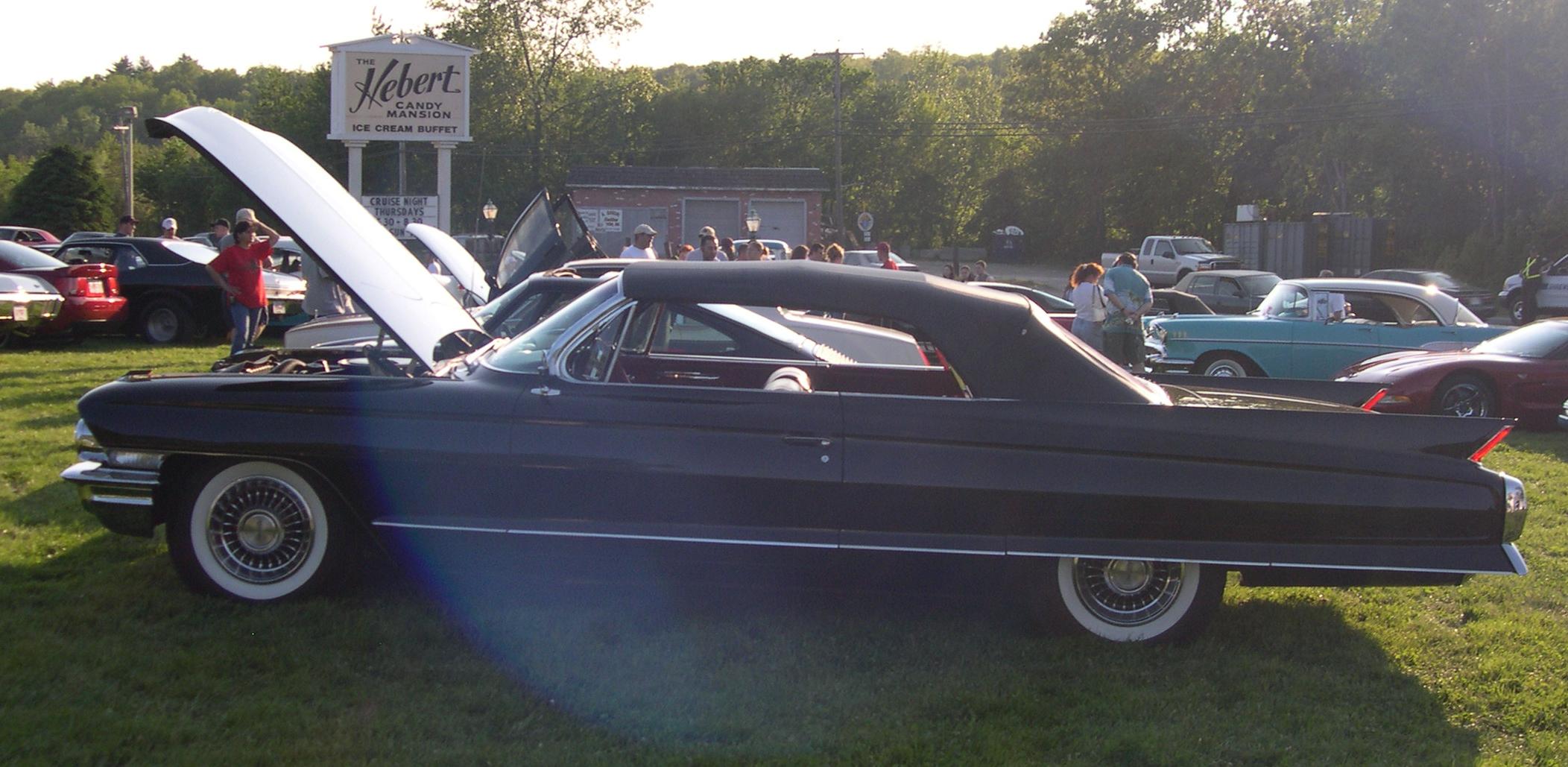 Bestand:1962 Cadillac Series 62 Convertible side.jpg - Wikipedia