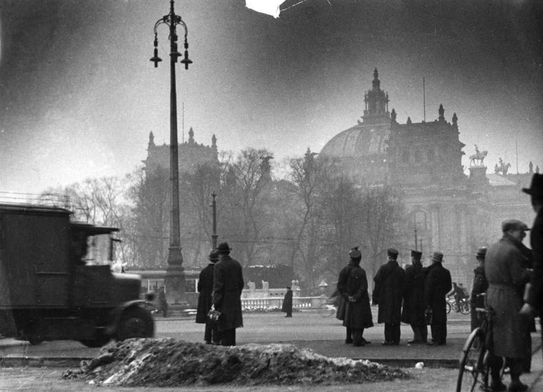 Archivo:Bundesarchiv Bild 146-1977-148-19A, Berlin, Reichstagsbrand.jpg