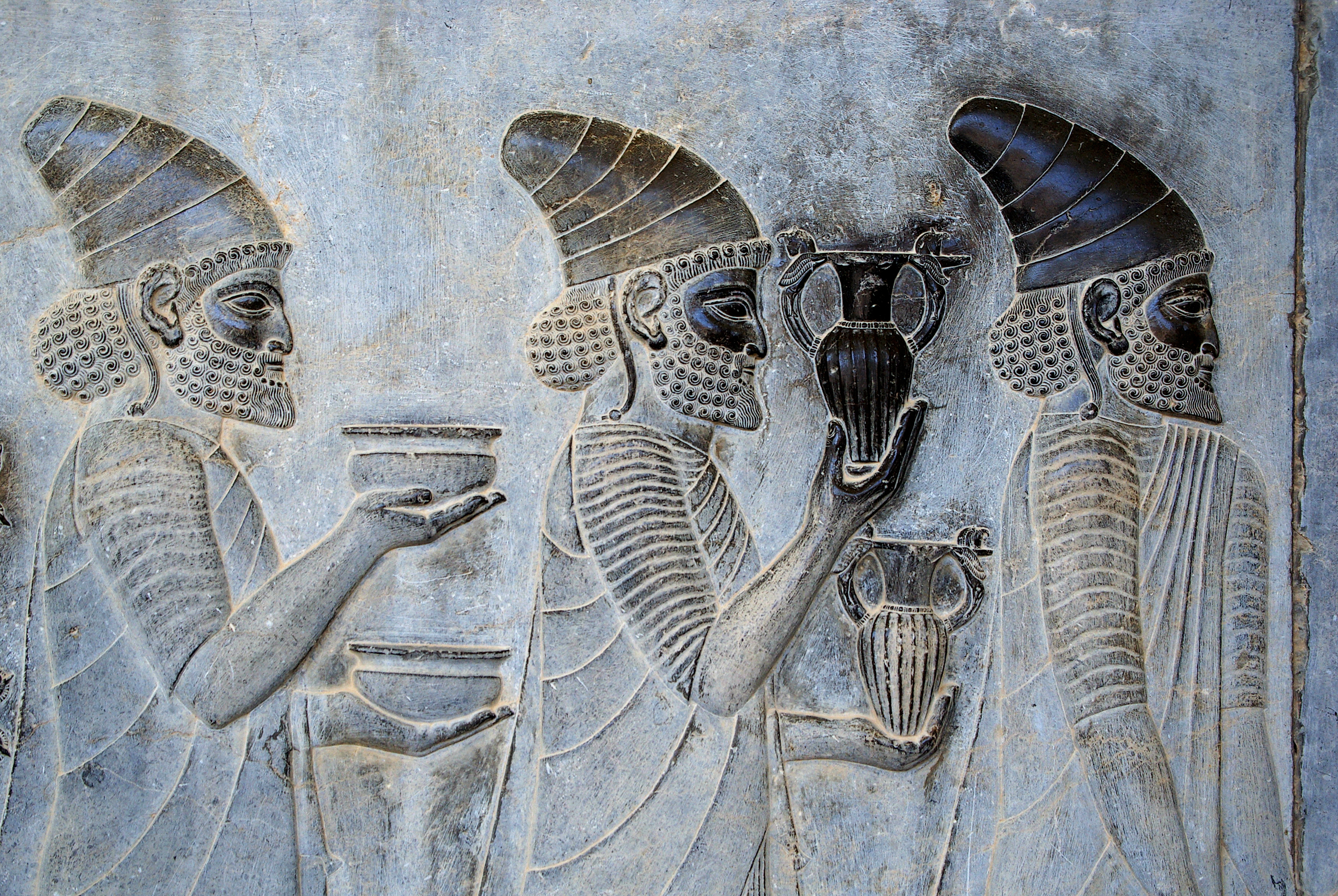 [تصویر: Persepolis_stairs_of_the_Apadana_relief.jpg?uselang=fa]