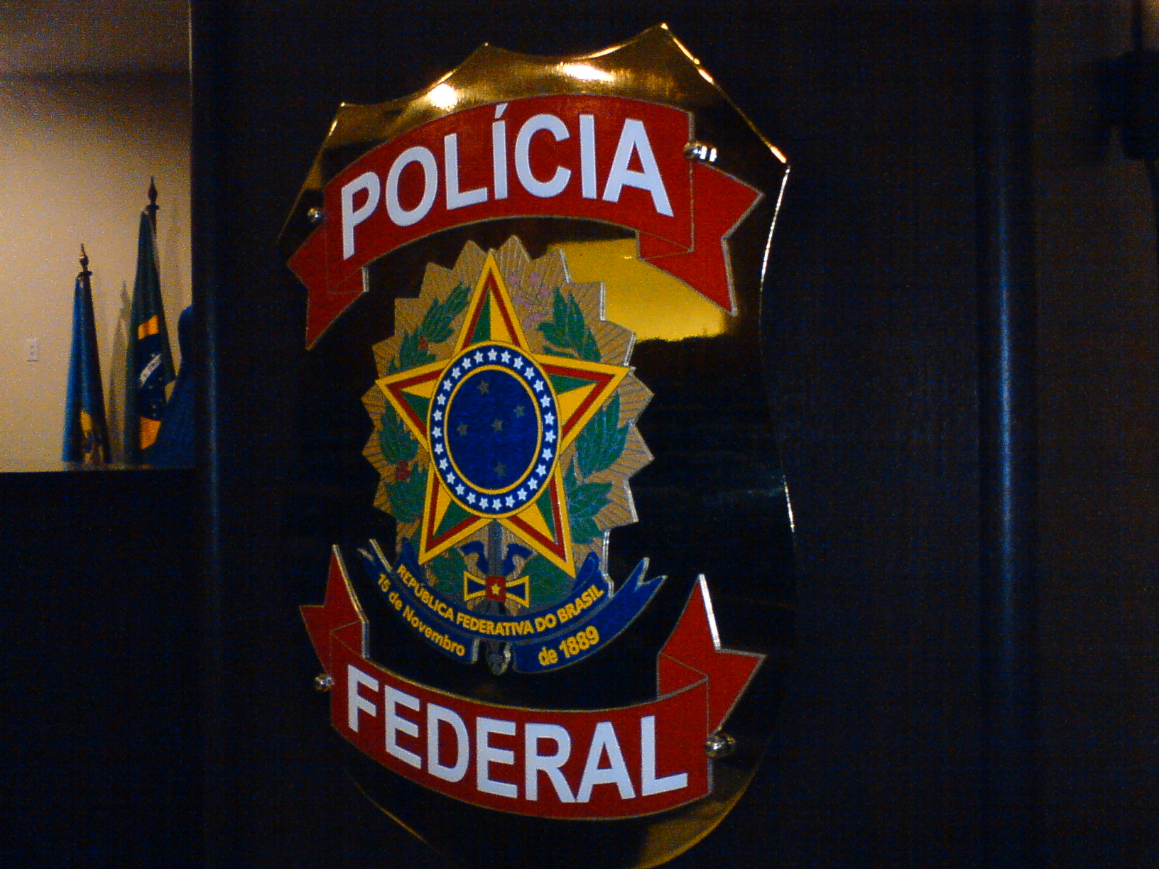 http://upload.wikimedia.org/wikipedia/commons/6/6a/Brasao_Policia_Federal_auditorio_RN.jpg