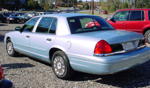 Ford_Crown_Victoria_%281998%29_extended.jpg