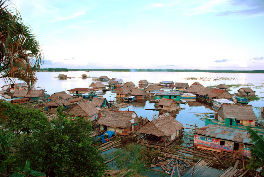 Peru - Page 5 Amazonas_floating_village,_Iquitos,_Photo_by_Sascha_Grabow