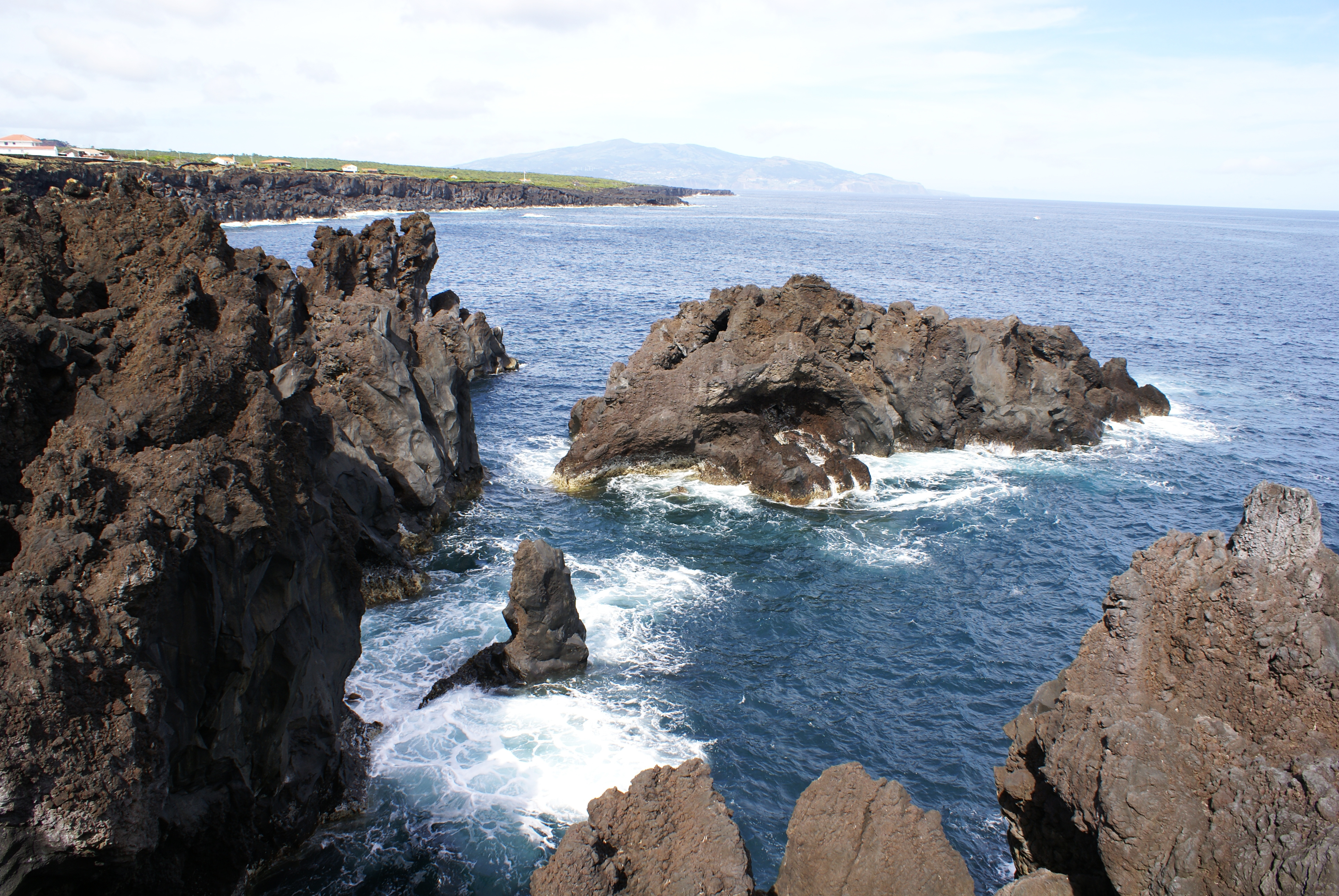 Bandeiras Açores Arcos_do_Cachorro,_aspecto_da_costa,_Bandeiras,_concelho_da_Madalena,_ilha_do_Pico,_A%C3%A7ores