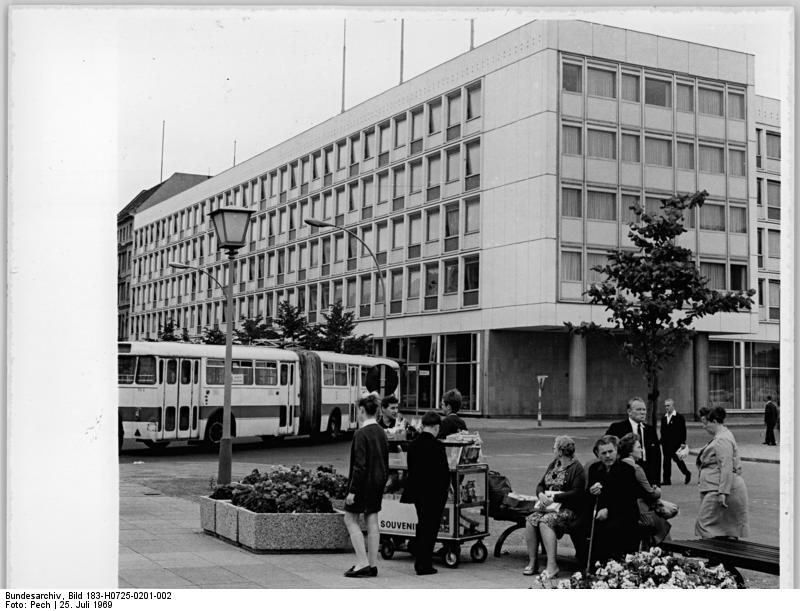 Bundesarchiv_Bild_183-H0725-0201-002%2C_Berlin%2C_Unter_den_Linden%2C_%22Ministerium_f%C3%BCr_Volksbildung%22.jpg