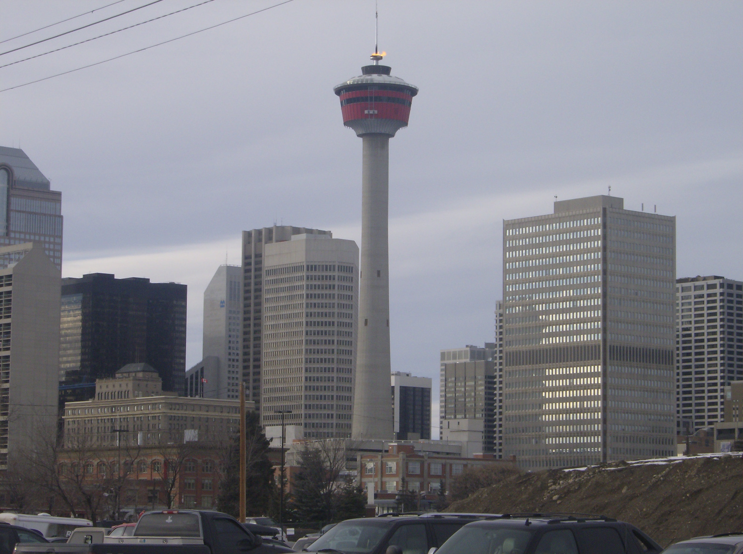 Calgary_Tower_with_flame_1.jpg