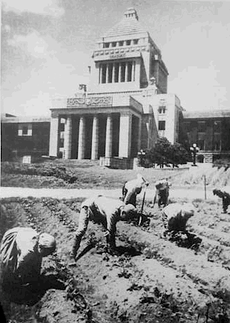 Japanese_diet_outside_Kokkaigijido-1946.gif