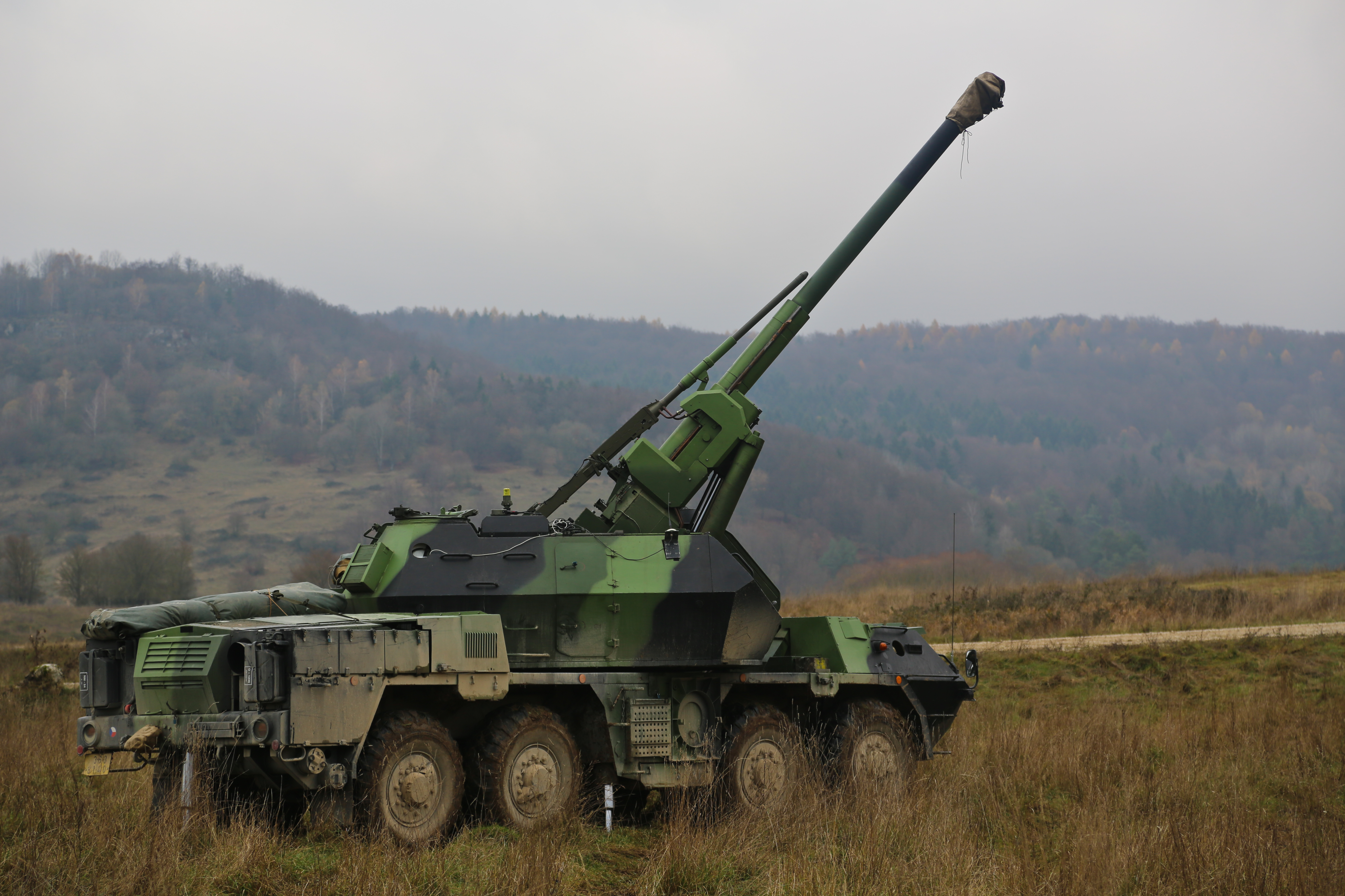 http://upload.wikimedia.org/wikipedia/commons/6/6c/Czech_Army_152mm_howitzer_(10958577354).jpg