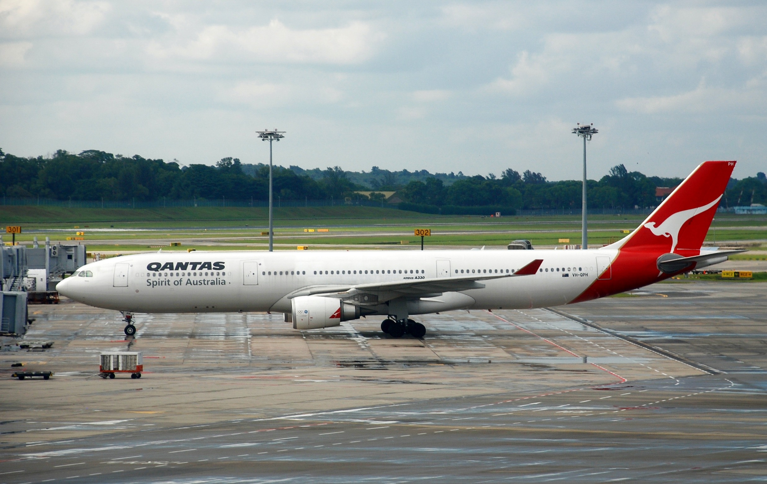 File:Qantas Airbus A330-300, SIN.jpg - Wikimedia Commons