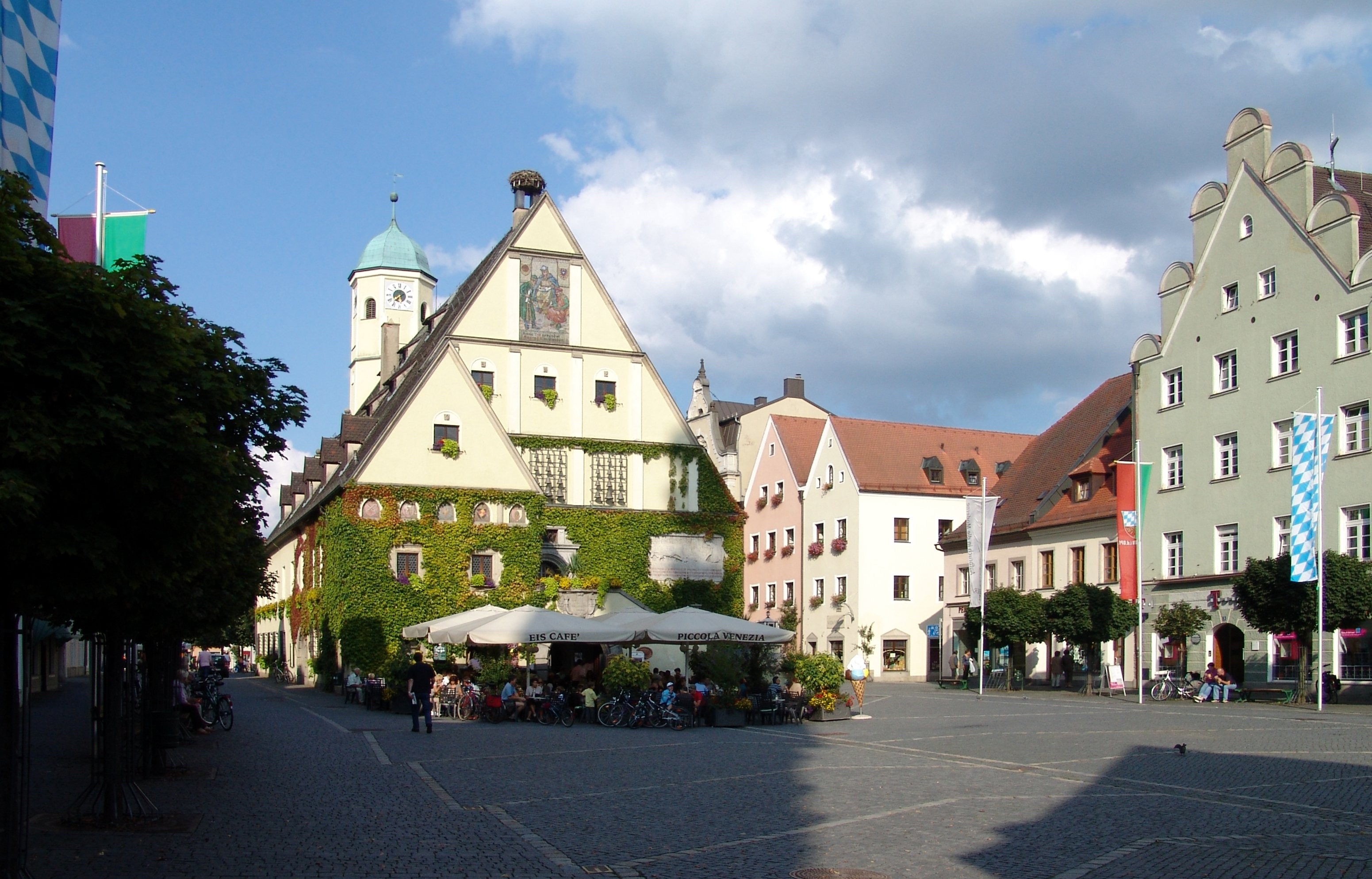 http://upload.wikimedia.org/wikipedia/commons/6/6d/Altes_Rathaus_Weiden_002.jpg