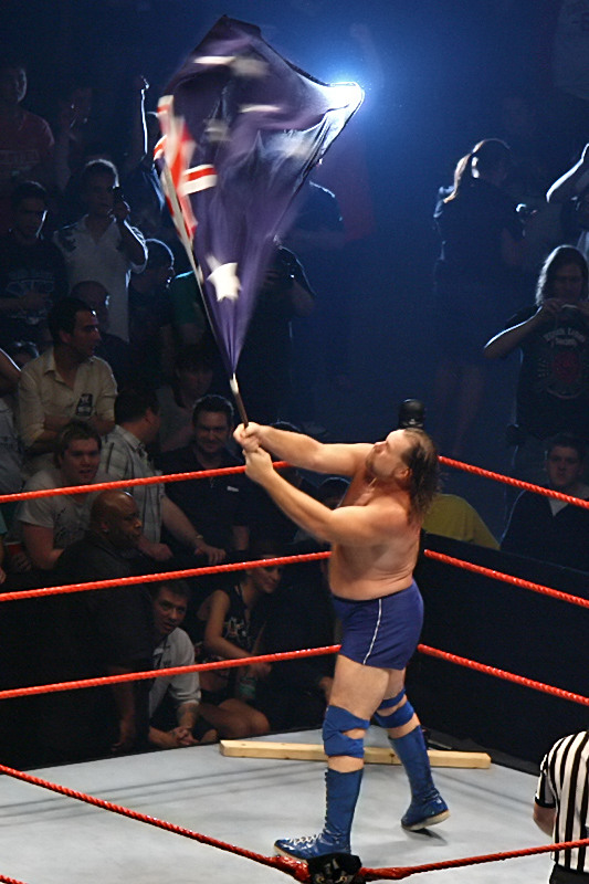 Hacksaw Jim Duggan  Foto Albumu :) Hacksaw-Jim-Duggan-Aussie-Flag,-RLA-Melb-10.11.2007