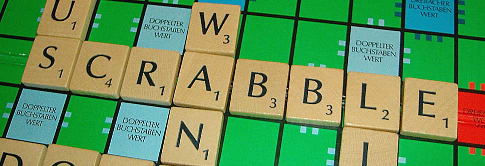 Deutsch: Scrabble-Schriftzug auf Scrabble-Spie...