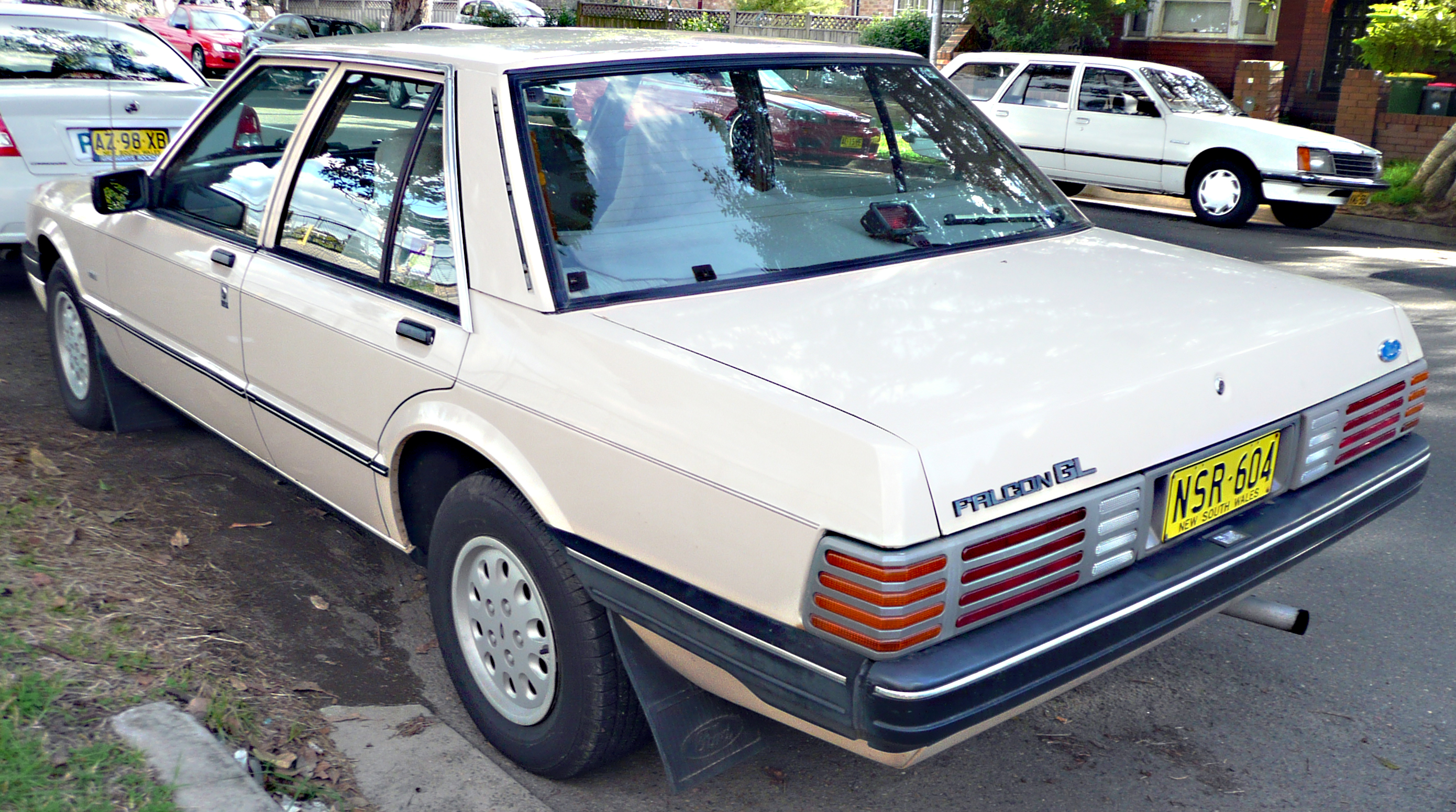 1984-1985_Ford_XF_Falcon_GL_sedan_01.jpg