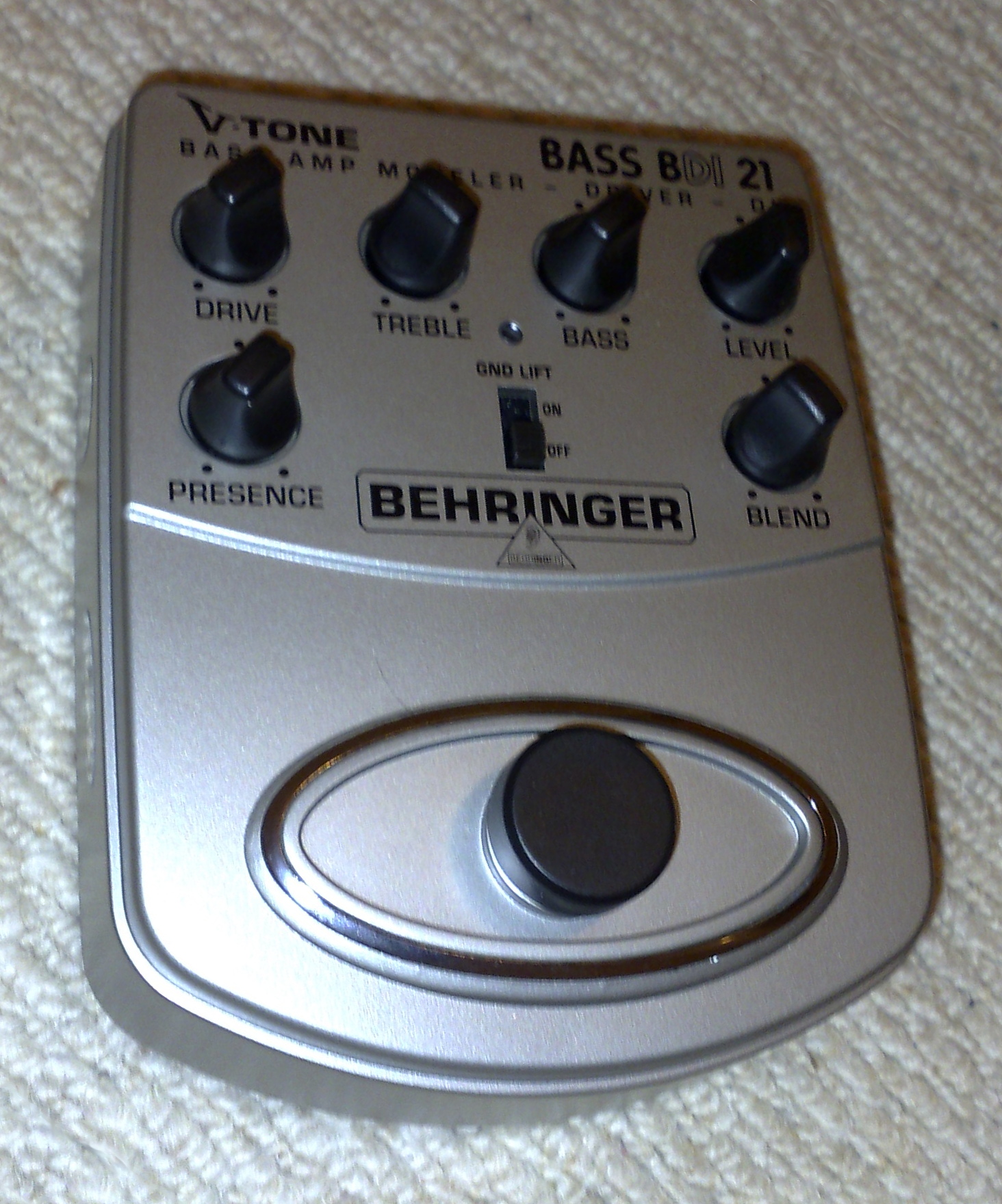 [Imagen: Behringer_BDI21_V-Tone_Bass_Amp_Modeler,...t_view.jpg]