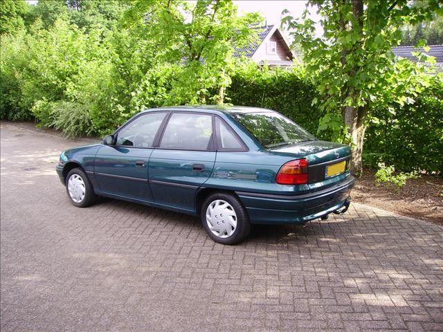 Komt een groenblauwe Astra F Sedan uit'95 m t meegespoten bumpers zoiets