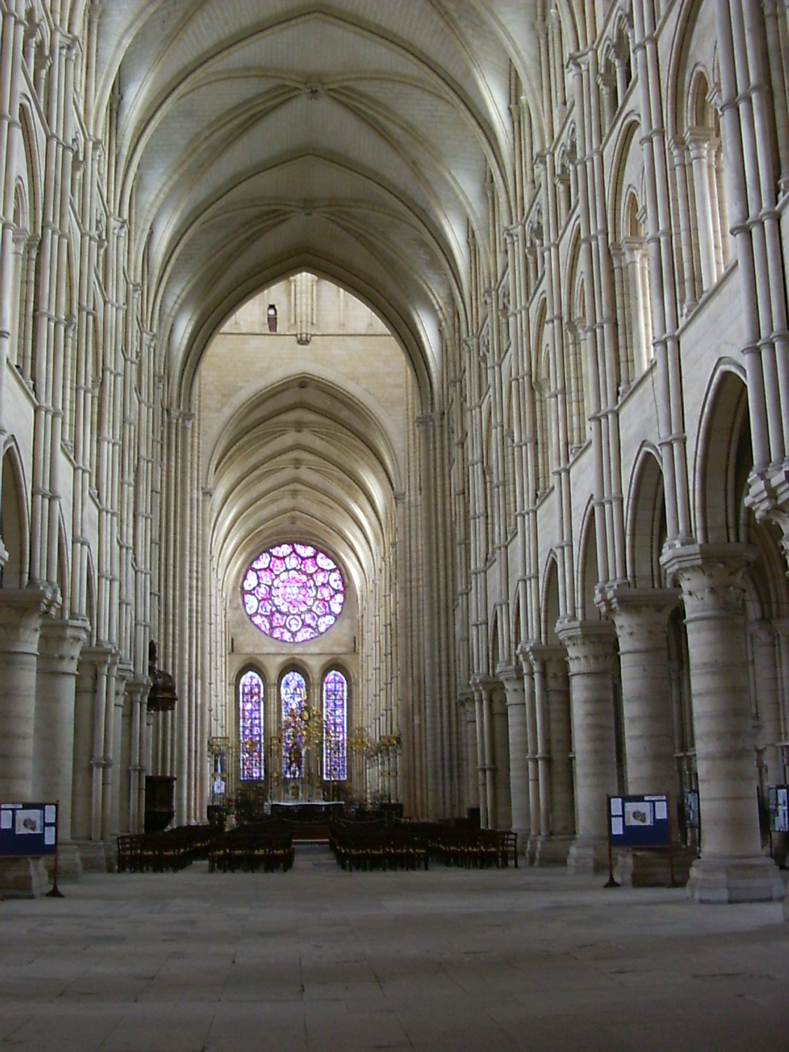 Interieur2_kathedraal_Laon.JPG